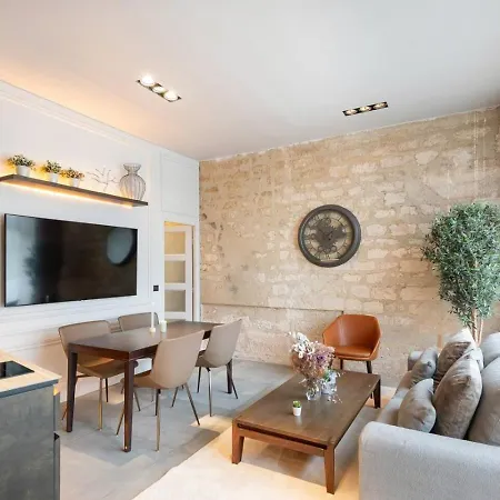 Elegant Marais 1br Overlooking A Private Garden