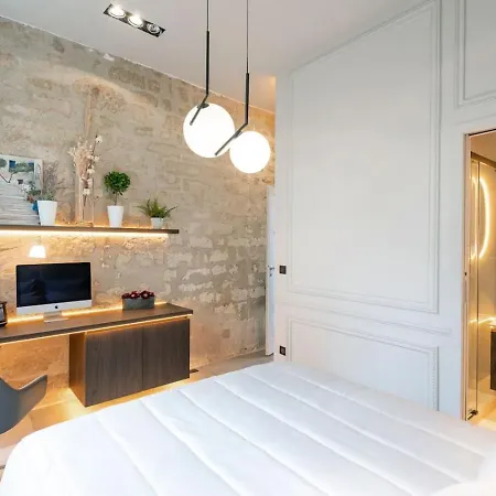 Elegant Marais 1br Overlooking A Private Garden